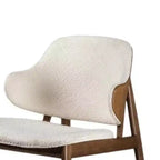 Poltrona Royal Hampton, schienale alato in tessuto bouclé beige, legno noce marrone