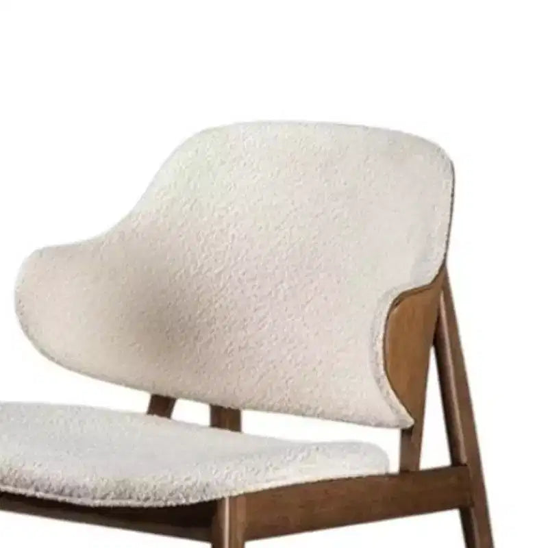 Poltrona Royal Hampton, schienale alato in tessuto bouclé beige, legno noce marrone