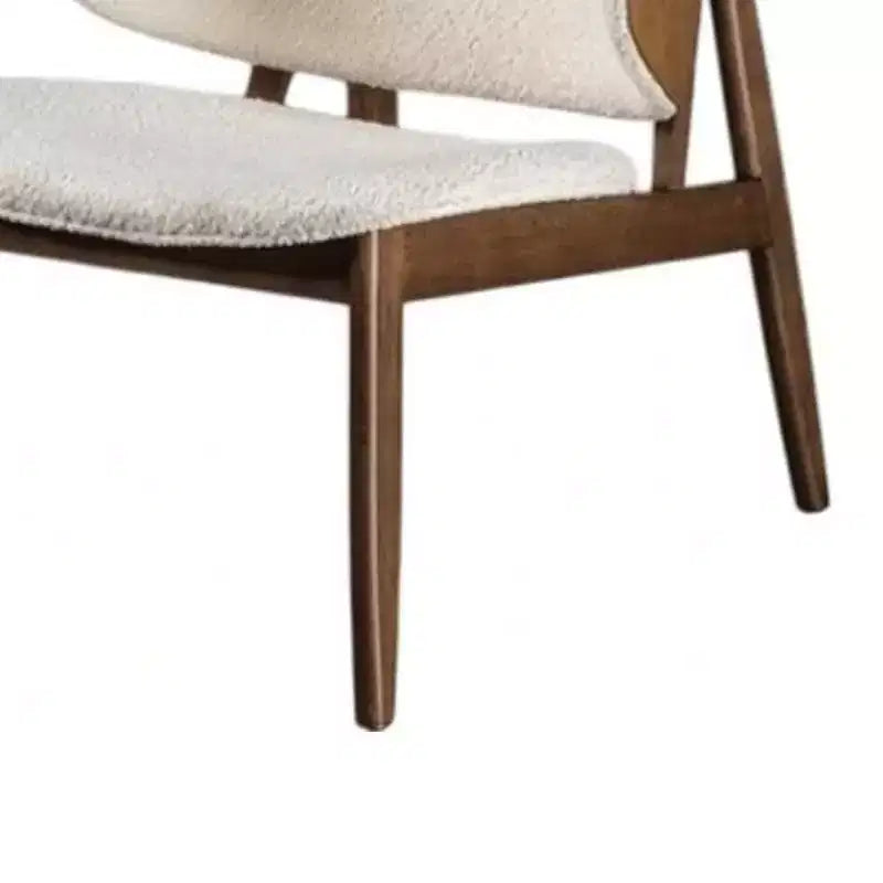 Poltrona Royal Hampton, schienale alato in tessuto bouclé beige, legno noce marrone