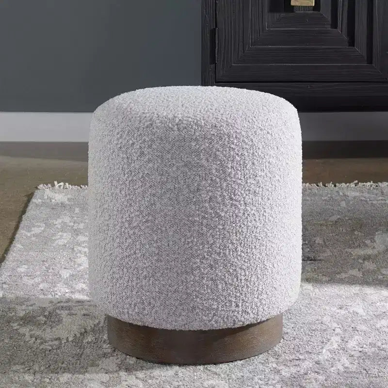 Pouf in tessuto grigio e bianco con base in legno