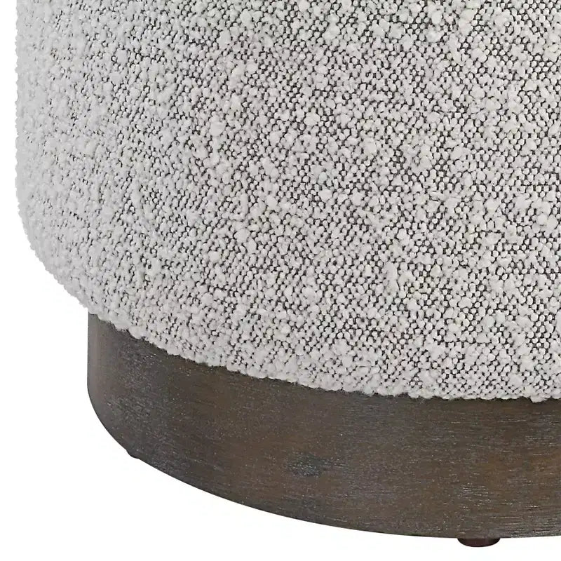 Pouf in tessuto grigio e bianco con base in legno
